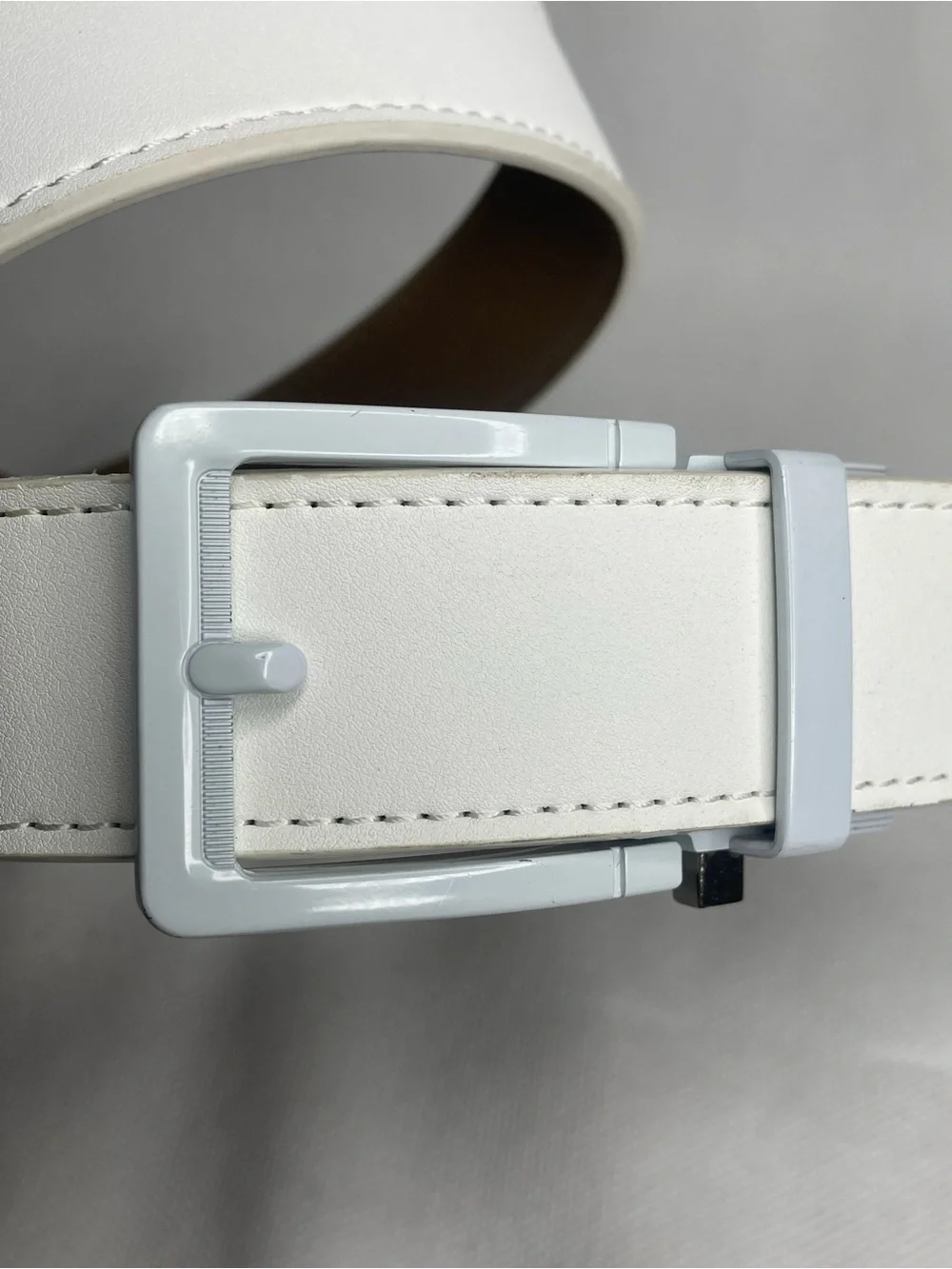 Nexbelt No Holes Ratchet Golf Belt Cut at 33” Grain Leather Mens White Metal Tan